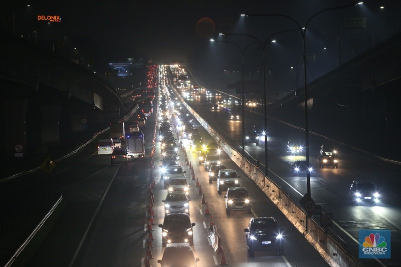 Arus balik mudik Lebaran 2025 mulai terlihat di ruas Tol Jakarta-Cikampek pada Jumat (4/4/2025). (CNBC Indonesia/Tias Budiarto) Arus balik mudik Lebaran 2025 mulai terlihat di ruas Tol Jakarta-Cikampek pada Jumat (4/4/2025). (CNBC Indonesia/Tias Budiarto)
