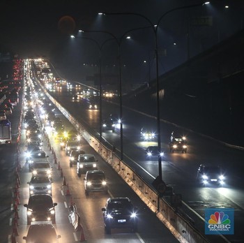 Kendaraan Mengular! Tol Japek Dikepung Pemudik Balik ke Jakarta