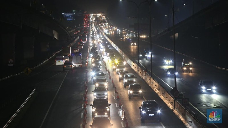 Arus balik mudik Lebaran 2025 mulai terlihat di ruas Tol Jakarta-Cikampek pada Jumat (4/4/2025). (CNBC Indonesia/Tias Budiarto)