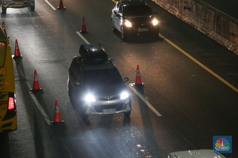 Arus balik mudik Lebaran 2025 mulai terlihat di ruas Tol Jakarta-Cikampek pada Jumat (4/4/2025). (CNBC Indonesia/Tias Budiarto) Arus balik mudik Lebaran 2025 mulai terlihat di ruas Tol Jakarta-Cikampek pada Jumat (4/4/2025). (CNBC Indonesia/Tias Budiarto)