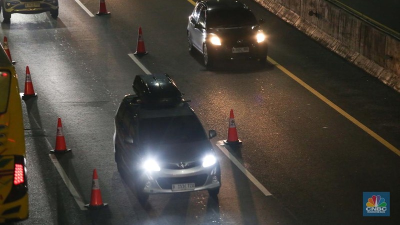 Arus balik mudik Lebaran 2025 mulai terlihat di ruas Tol Jakarta-Cikampek pada Jumat (4/4/2025). (CNBC Indonesia/Tias Budiarto)