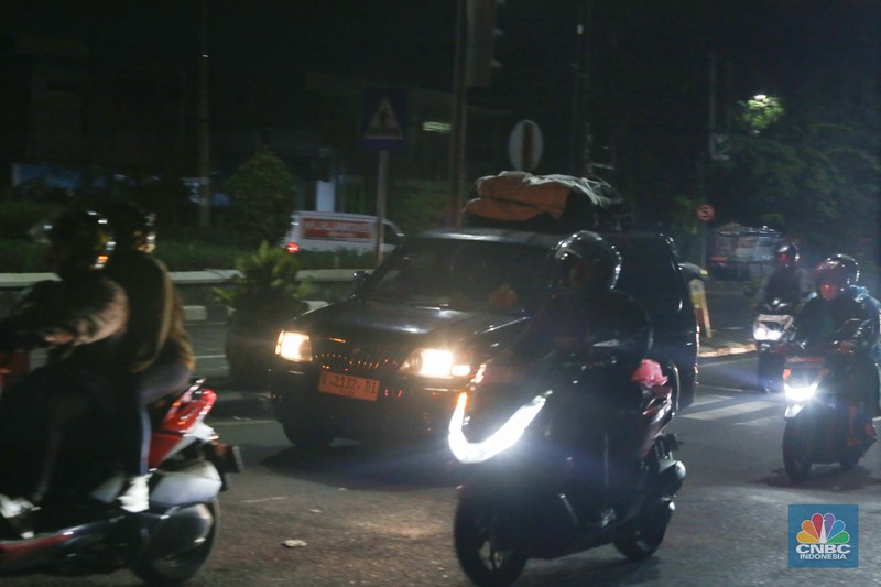 Arus balik mudik Lebaran 2025 mulai terlihat di ruas Tol Jakarta-Cikampek pada Jumat (4/4/2025). (CNBC Indonesia/Tias Budiarto)