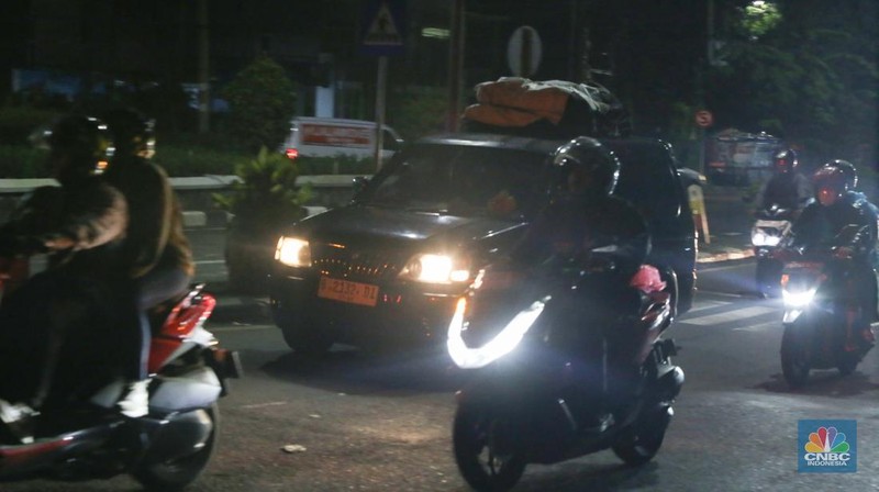 Arus balik mudik Lebaran 2025 mulai terlihat di ruas Tol Jakarta-Cikampek pada Jumat (4/4/2025). (CNBC Indonesia/Tias Budiarto)