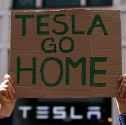 Tesla Hancur Lebur, Merek China Tak Terkenal Jauh Lebih Laku