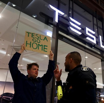 Diboikot! Potret Warga Jerman Turun ke Jalan-Geruduk Showroom Tesla