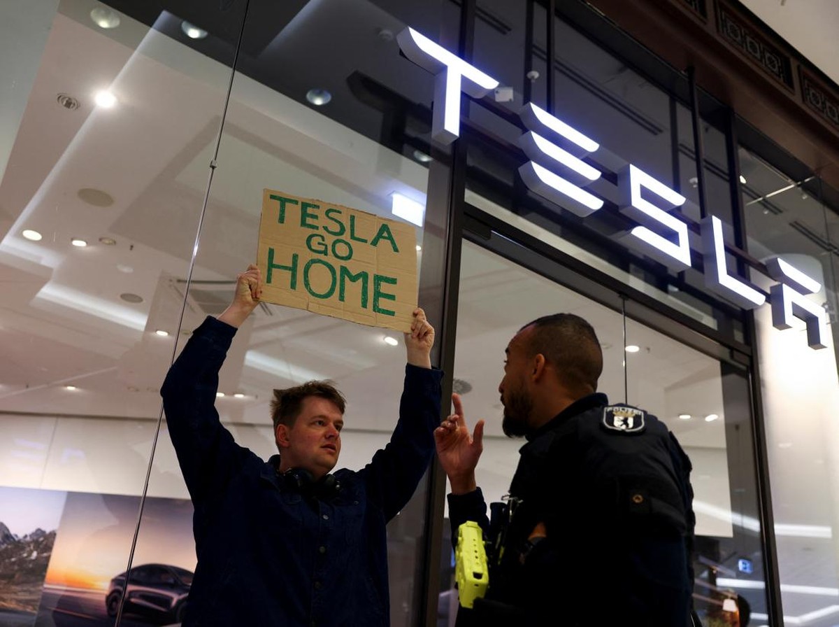 Kekhawatiran dan Penolakan Peluncuran Robotaxi Tesla di Austin Texas