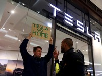 Diboikot! Potret Warga Jerman Turun ke Jalan-Geruduk Showroom Tesla