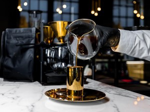 5 Fakta Kafe Kopi Termahal di London, Viral dengan Alat Serba Emas