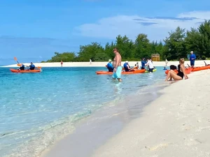 Kapal Pesiar Mewah Sandari Pulau Cantik Tak Berpenghuni di Sulsel
