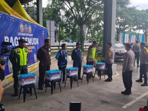 Cek Rest Area 456 Salatiga, Kapolri Beri Bingkisan ke Petugas Arus Balik