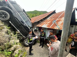 Pajero Nyungsep Usai Tabrak Tiang Listrik-Pagar Rumah di Gorontalo
