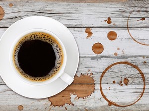 5 Bahan Aman dan Ampuh Bersihkan Noda Kopi yang Menempel pada Furniture Kayu