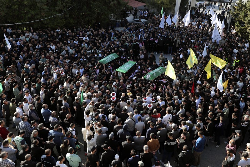 Para pelayat membawa peti jenazah Hassan Farhat, komandan Sektor Barat Hamas saat prosesi pemakaman di Lebanon, Jumat (4/4/2025) waktu setempat. (AP Photo/Mohammed Zaatari) Para pelayat membawa peti jenazah Hassan Farhat, komandan Sektor Barat Hamas saat prosesi pemakaman di Lebanon, Jumat (4/4/2025) waktu setempat. (AP Photo/Mohammed Zaatari)