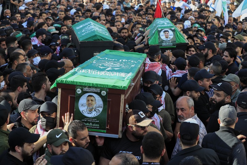 Para pelayat membawa peti jenazah Hassan Farhat, komandan Sektor Barat Hamas saat prosesi pemakaman di Lebanon, Jumat (4/4/2025) waktu setempat. (AP Photo/Mohammed Zaatari)