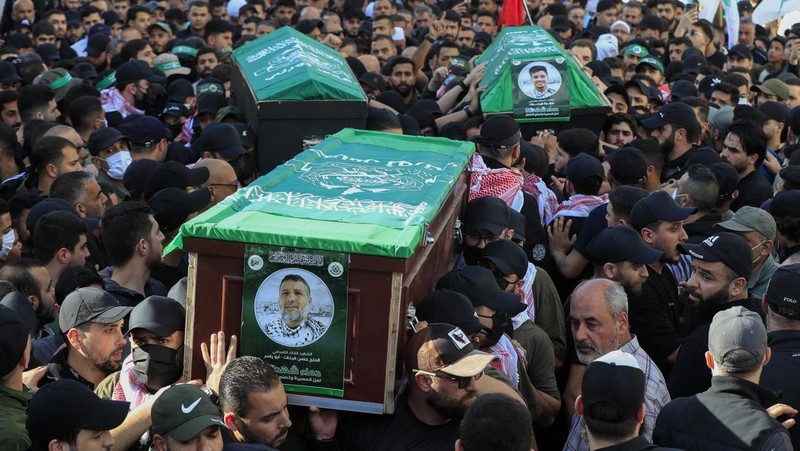 Para pelayat membawa peti jenazah Hassan Farhat, komandan Sektor Barat Hamas saat prosesi pemakaman di Lebanon, Jumat (4/4/2025) waktu setempat. (AP Photo/Mohammed Zaatari)
