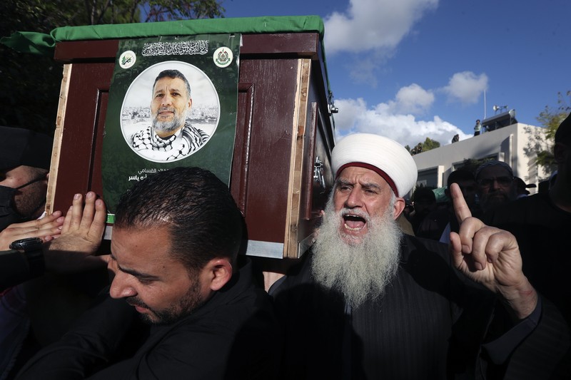 Para pelayat membawa peti jenazah Hassan Farhat, komandan Sektor Barat Hamas saat prosesi pemakaman di Lebanon, Jumat (4/4/2025) waktu setempat. (AP Photo/Mohammed Zaatari) Para pelayat membawa peti jenazah Hassan Farhat, komandan Sektor Barat Hamas saat prosesi pemakaman di Lebanon, Jumat (4/4/2025) waktu setempat. (AP Photo/Mohammed Zaatari)