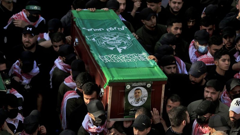 Para pelayat membawa peti jenazah Hassan Farhat, komandan Sektor Barat Hamas saat prosesi pemakaman di Lebanon, Jumat (4/4/2025) waktu setempat. (AP Photo/Mohammed Zaatari)