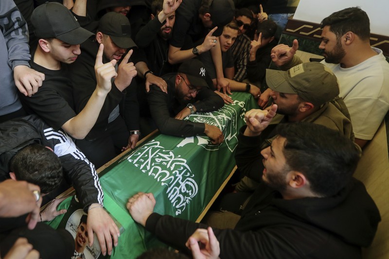 Para pelayat membawa peti jenazah Hassan Farhat, komandan Sektor Barat Hamas saat prosesi pemakaman di Lebanon, Jumat (4/4/2025) waktu setempat. (AP Photo/Mohammed Zaatari) Para pelayat membawa peti jenazah Hassan Farhat, komandan Sektor Barat Hamas saat prosesi pemakaman di Lebanon, Jumat (4/4/2025) waktu setempat. (AP Photo/Mohammed Zaatari)