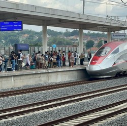 Warga RI Berebut Naik Whoosh, Tiket ke Bandung Dibanderol Rp 125 Ribu