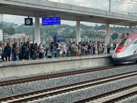 Warga RI Berebut Naik Whoosh, Tiket ke Bandung Dibanderol Rp 125 Ribu