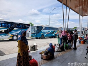 Puncak Arus Balik, Penumpang Padati Terminal Bus Cepu Blora
