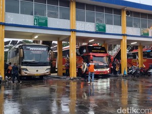Arus Balik di Terminal Purabaya Mulai Terasa, Penumpang Terus Hilir Mudik