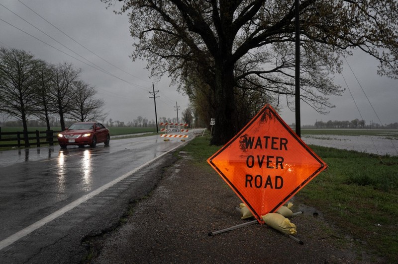 Badai melanda Wilson City, Missouri, Amerika Serikat, Sabtu (5/4/2025). (SCOTT OLSON / GETTY IMAGES NORTH AMERICA / Getty Images via AFP)