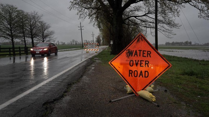 Badai melanda Wilson City, Missouri, Amerika Serikat, Sabtu (5/4/2025). (SCOTT OLSON / GETTY IMAGES NORTH AMERICA / Getty Images via AFP)