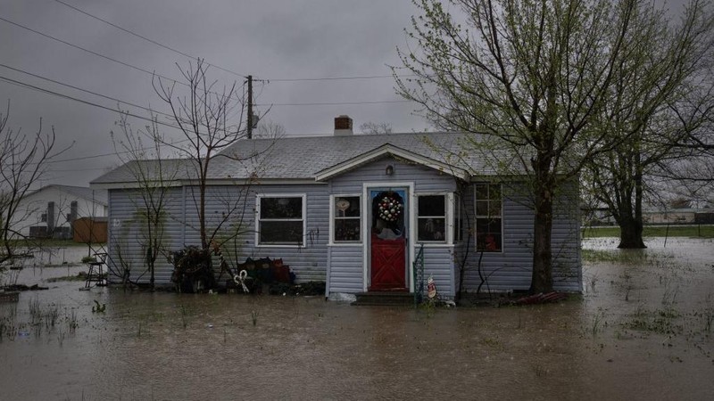 Badai melanda Wilson City, Missouri, Amerika Serikat, Sabtu (5/4/2025). (SCOTT OLSON / GETTY IMAGES NORTH AMERICA / Getty Images via AFP)