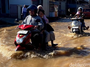 Banjir Rendam Jalan Cikancung, SPBU Sampai Tutup