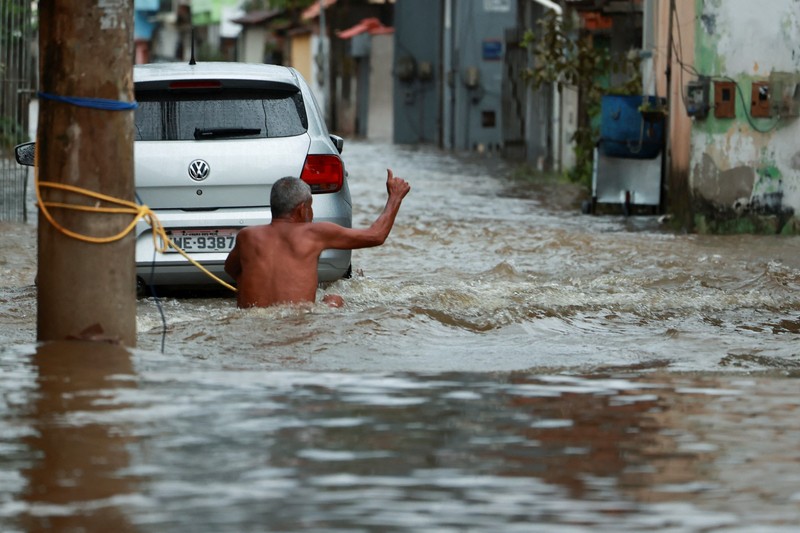 Banjir yang melanda lingkungan Parque Mambucaba, Angra dos Reis, negara bagian Rio de Janeiro, Brasil, Sabtu (5/4/2025). (REUTERS/Aline Massuca)