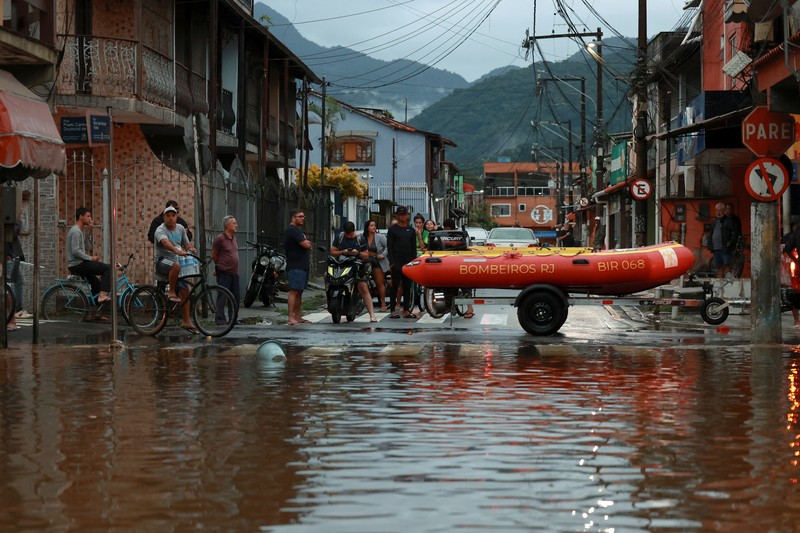 Banjir yang melanda lingkungan Parque Mambucaba, Angra dos Reis, negara bagian Rio de Janeiro, Brasil, Sabtu (5/4/2025). (REUTERS/Aline Massuca)