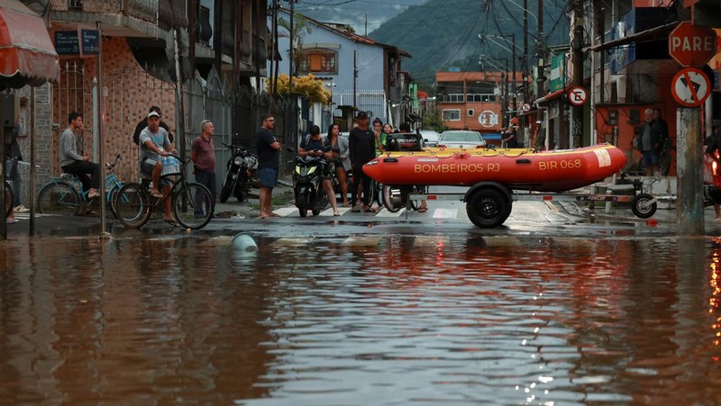 Banjir yang melanda lingkungan Parque Mambucaba, Angra dos Reis, negara bagian Rio de Janeiro, Brasil, Sabtu (5/4/2025). (REUTERS/Aline Massuca)