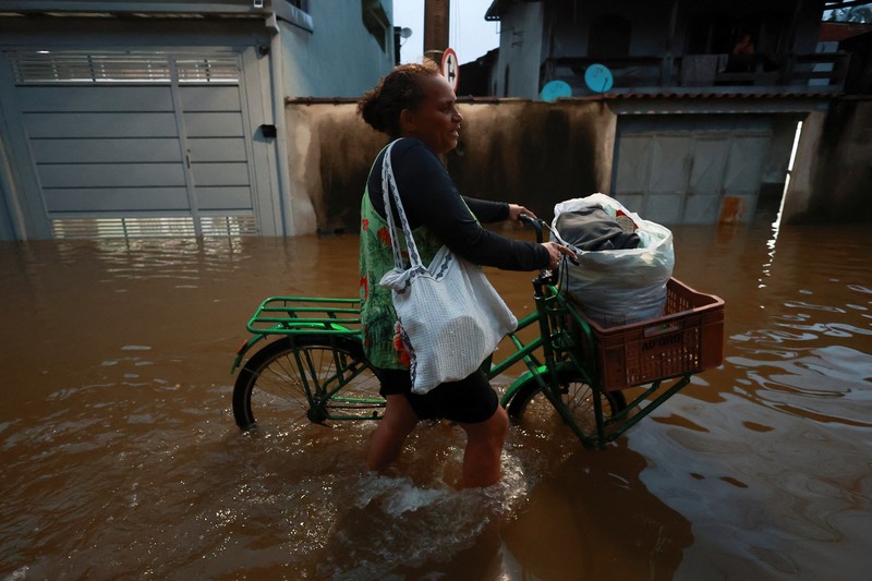 Banjir yang melanda lingkungan Parque Mambucaba, Angra dos Reis, negara bagian Rio de Janeiro, Brasil, Sabtu (5/4/2025). (REUTERS/Aline Massuca)