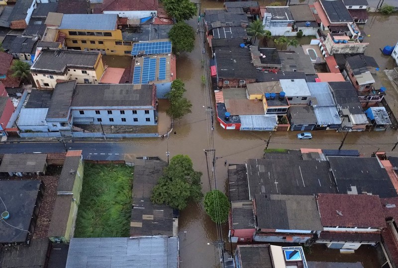 Banjir yang melanda lingkungan Parque Mambucaba, Angra dos Reis, negara bagian Rio de Janeiro, Brasil, Sabtu (5/4/2025). (REUTERS/Aline Massuca)
