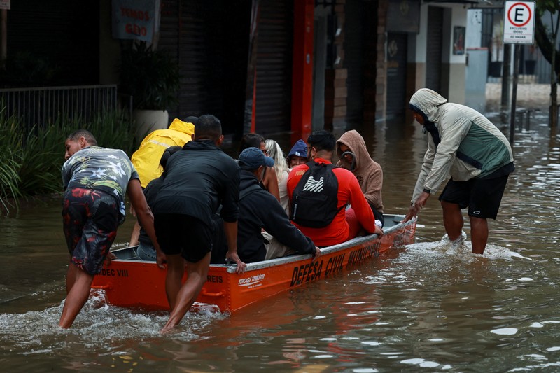 Banjir yang melanda lingkungan Parque Mambucaba, Angra dos Reis, negara bagian Rio de Janeiro, Brasil, Sabtu (5/4/2025). (REUTERS/Aline Massuca)