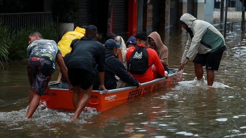 Banjir yang melanda lingkungan Parque Mambucaba, Angra dos Reis, negara bagian Rio de Janeiro, Brasil, Sabtu (5/4/2025). (REUTERS/Aline Massuca)