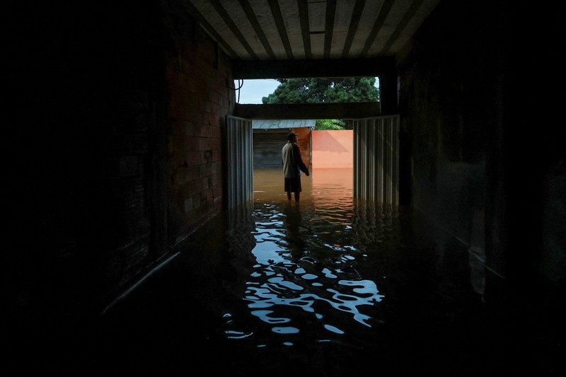 Banjir yang melanda lingkungan Parque Mambucaba, Angra dos Reis, negara bagian Rio de Janeiro, Brasil, Sabtu (5/4/2025). (REUTERS/Aline Massuca)