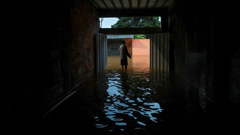 Banjir yang melanda lingkungan Parque Mambucaba, Angra dos Reis, negara bagian Rio de Janeiro, Brasil, Sabtu (5/4/2025). (REUTERS/Aline Massuca)