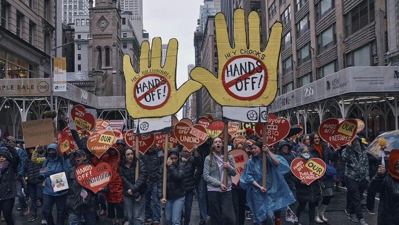 Demonstran melakukan unjuk rasa dalam protes 
