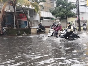 Video: Banjir Terjang Sejumlah Ruas Jalan di Bandung, Banyak Pemotor Mogok