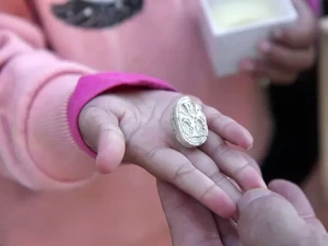 Seorang Balita Temukan Jimat Bergaya Mesir Kuno, Diduga Berusia 3.800 Tahun