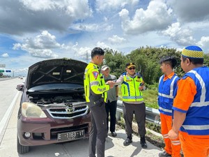 Kapolres Klaten Bantu Mobil Mogok dan Antar Penumpang ke Pospam Prambanan
