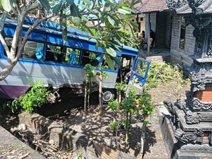 Tabrak Mobil di Jalan Denpasar-Gilimanuk, Minibus Terperosok ke Rumah Warga