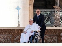 Momen Paus Fransiskus Tiba-tiba Muncul Kembali di Vatikan