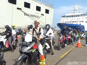 1.239 Pemudik-308 Motor Diangkut Kapal Perang dari Semarang ke Jakarta
