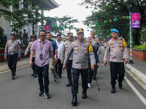 Polisi Patroli Jalan Kaki di TMII Pastikan Keamanan Selama Libur Lebaran
