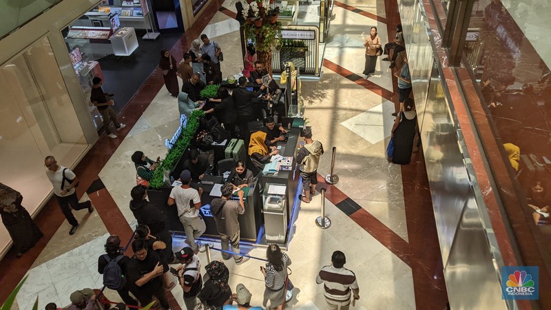 Suasana gerai ANTAM di Pondok Indah Mall (PIM), Jakarta, Minggu (6/5/2025). (CNBC Indonesia/Emir Yanwardhana)