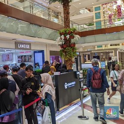 Ramai-Ramai Warga Antre Demi Beli Emas Batangan 25-50 Gram