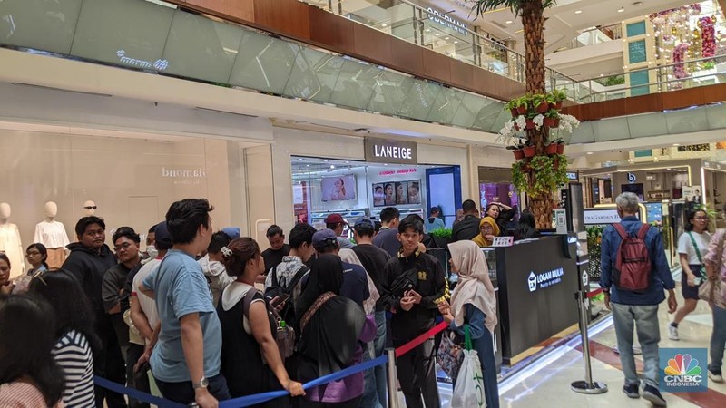 Pelanggan memadati Butik Emas Antam di Pulogadung, Jakarta, Kamis (10/4/2025). (CNBC Indonesia/Faisal Rahman)